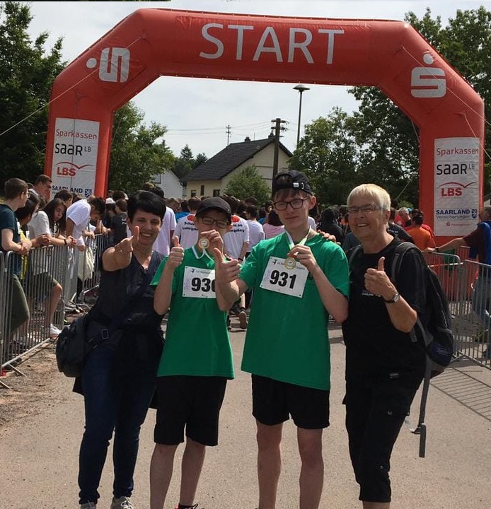 Gruppenfoto%20beim%20Lauf Gruppenfoto%20beim%20Lauf